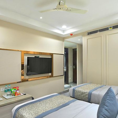 Hotel Sapphire House - 3 Mins Walk From Metro And 5 Mins From Rail Station Nueva Delhi Exterior foto