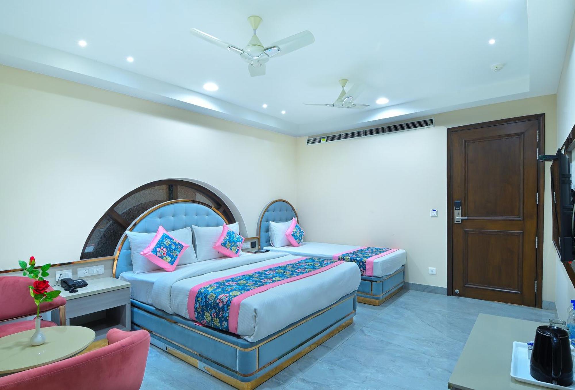 Hotel Sapphire House - 3 Mins Walk From Metro And 5 Mins From Rail Station Nueva Delhi Exterior foto