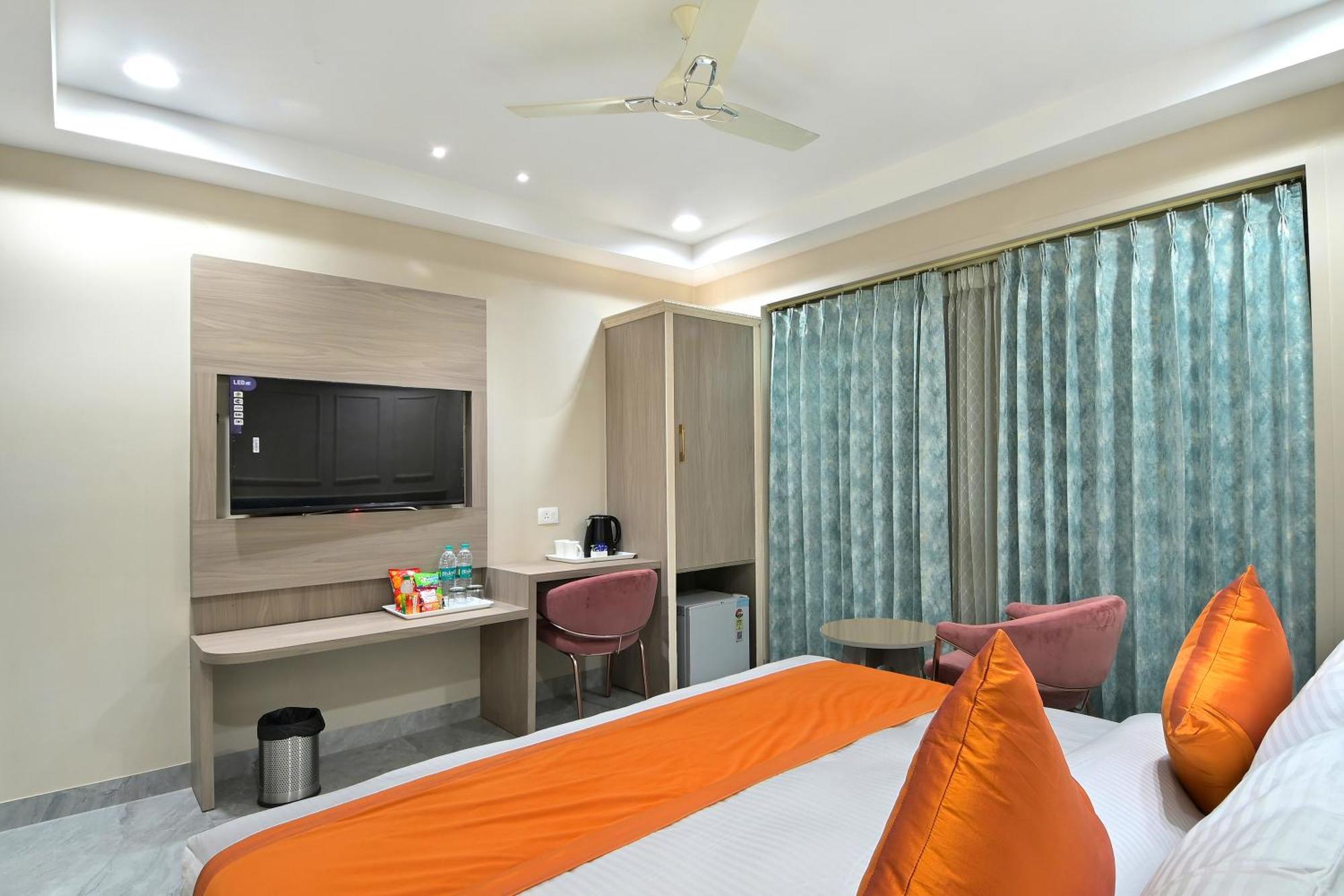 Hotel Sapphire House - 3 Mins Walk From Metro And 5 Mins From Rail Station Nueva Delhi Exterior foto