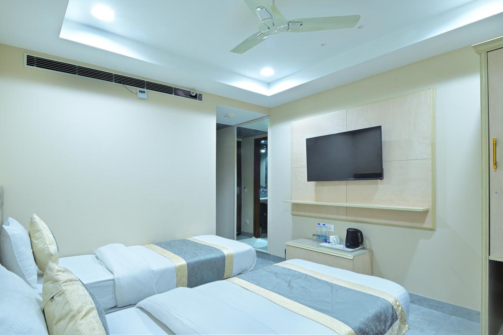 Hotel Sapphire House - 3 Mins Walk From Metro And 5 Mins From Rail Station Nueva Delhi Exterior foto