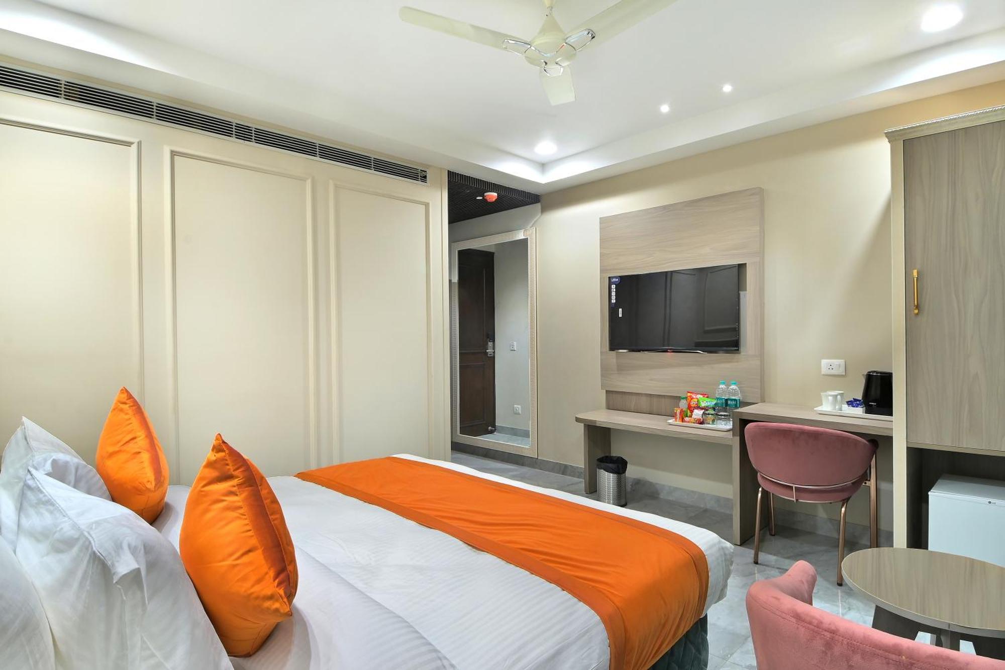 Hotel Sapphire House - 3 Mins Walk From Metro And 5 Mins From Rail Station Nueva Delhi Exterior foto