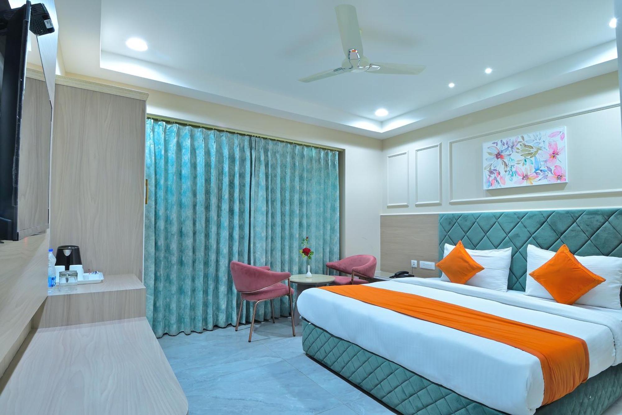 Hotel Sapphire House - 3 Mins Walk From Metro And 5 Mins From Rail Station Nueva Delhi Exterior foto