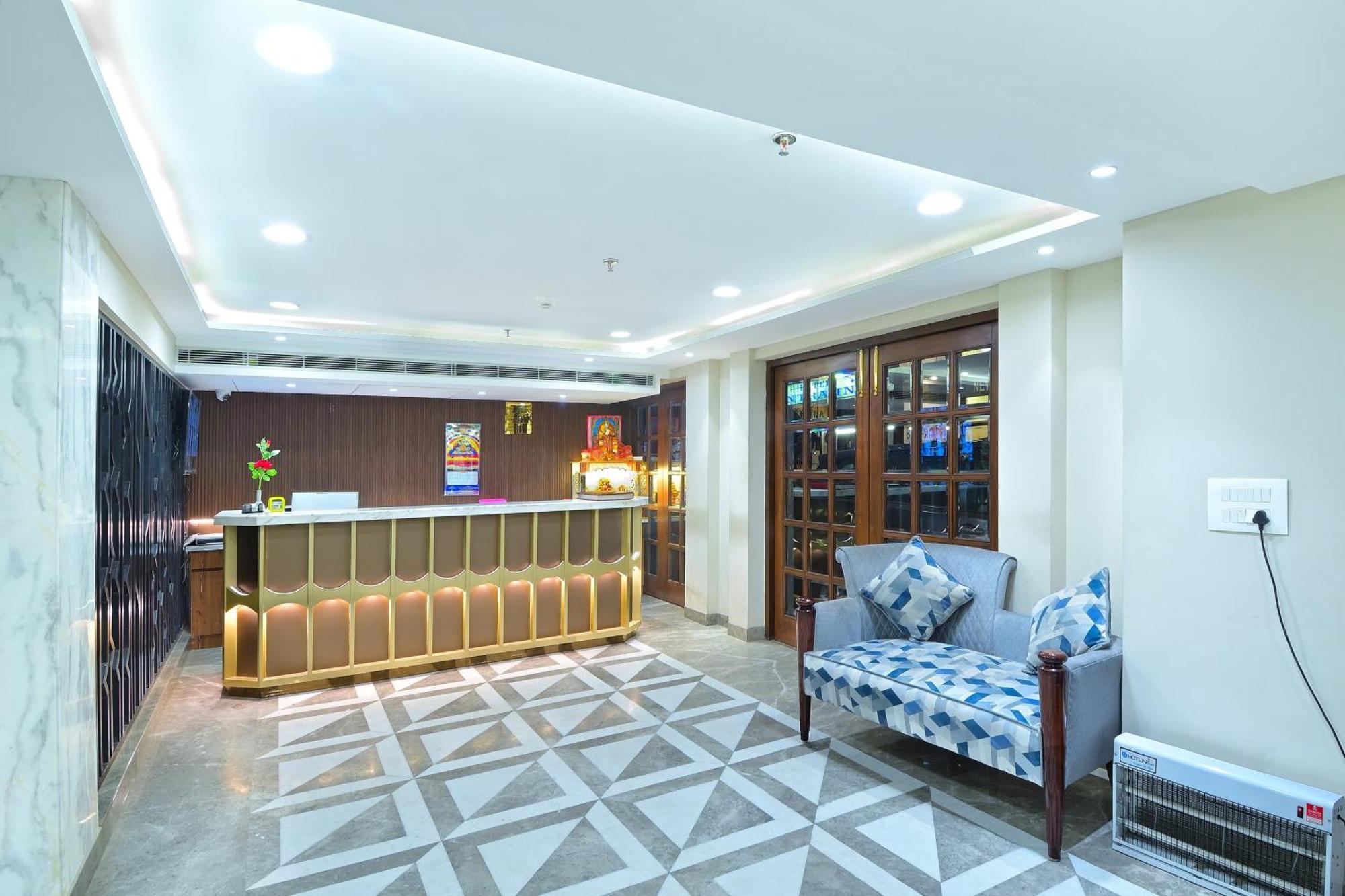 Hotel Sapphire House - 3 Mins Walk From Metro And 5 Mins From Rail Station Nueva Delhi Exterior foto