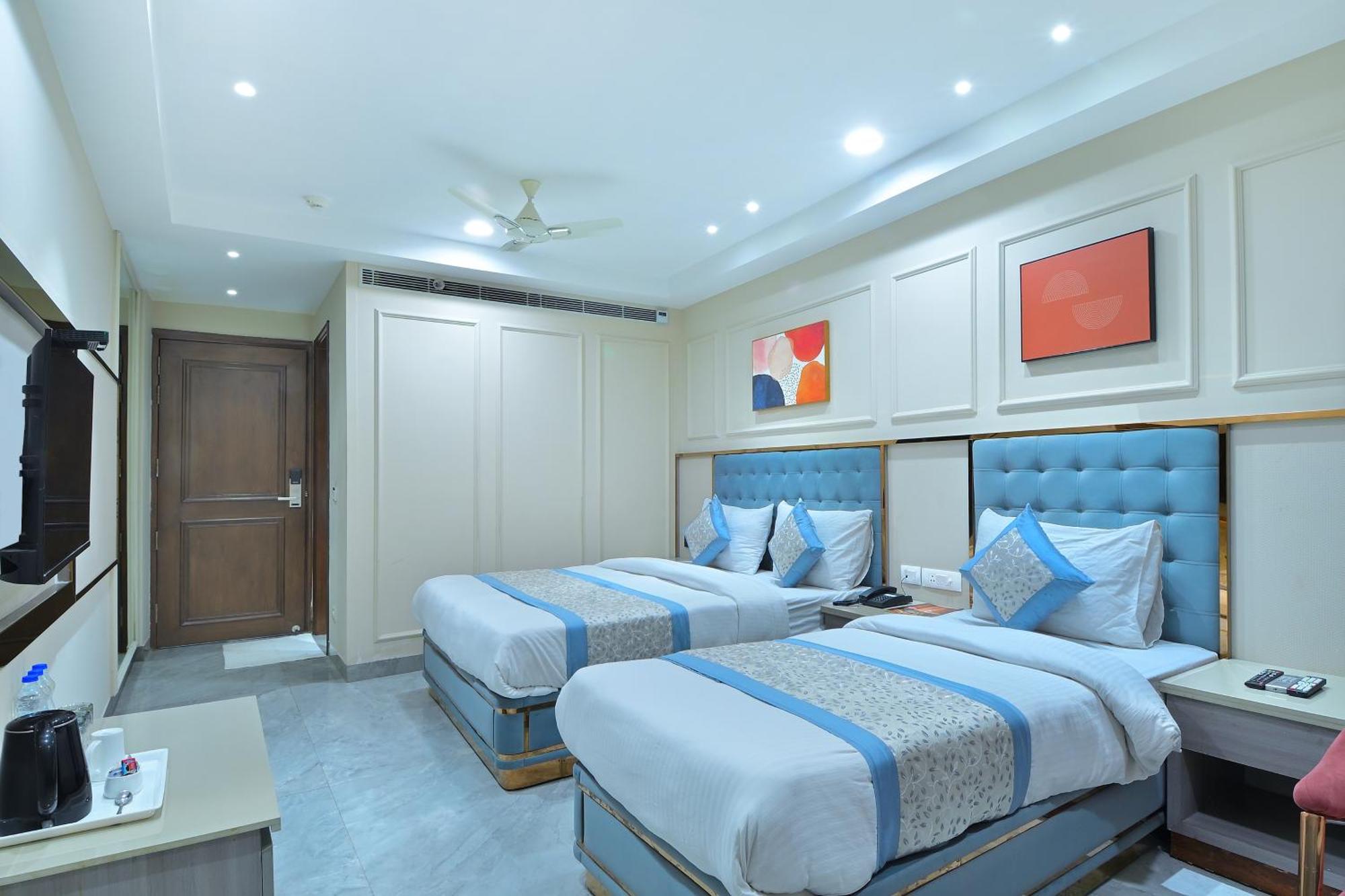 Hotel Sapphire House - 3 Mins Walk From Metro And 5 Mins From Rail Station Nueva Delhi Exterior foto