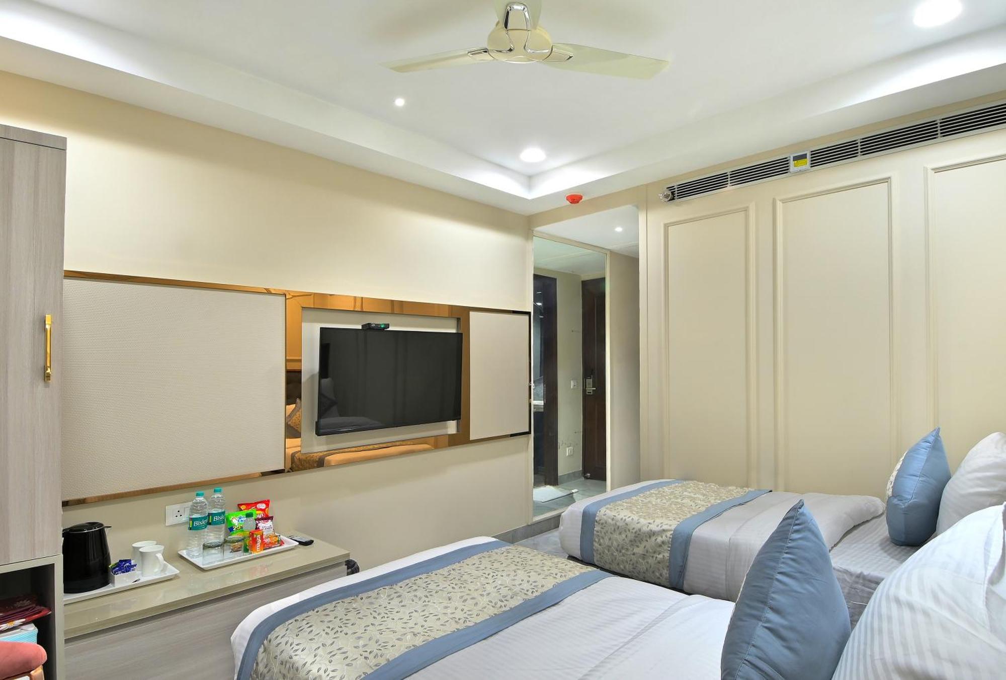 Hotel Sapphire House - 3 Mins Walk From Metro And 5 Mins From Rail Station Nueva Delhi Exterior foto