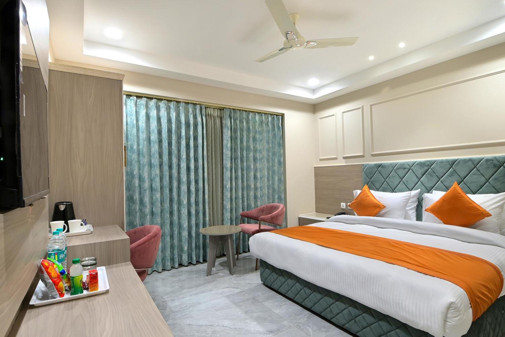 Hotel Sapphire House - 3 Mins Walk From Metro And 5 Mins From Rail Station Nueva Delhi Exterior foto