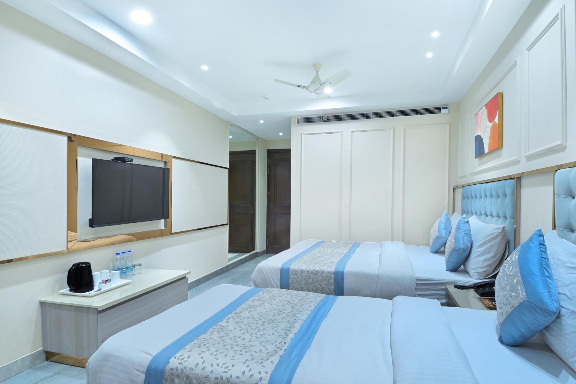 Hotel Sapphire House - 3 Mins Walk From Metro And 5 Mins From Rail Station Nueva Delhi Exterior foto