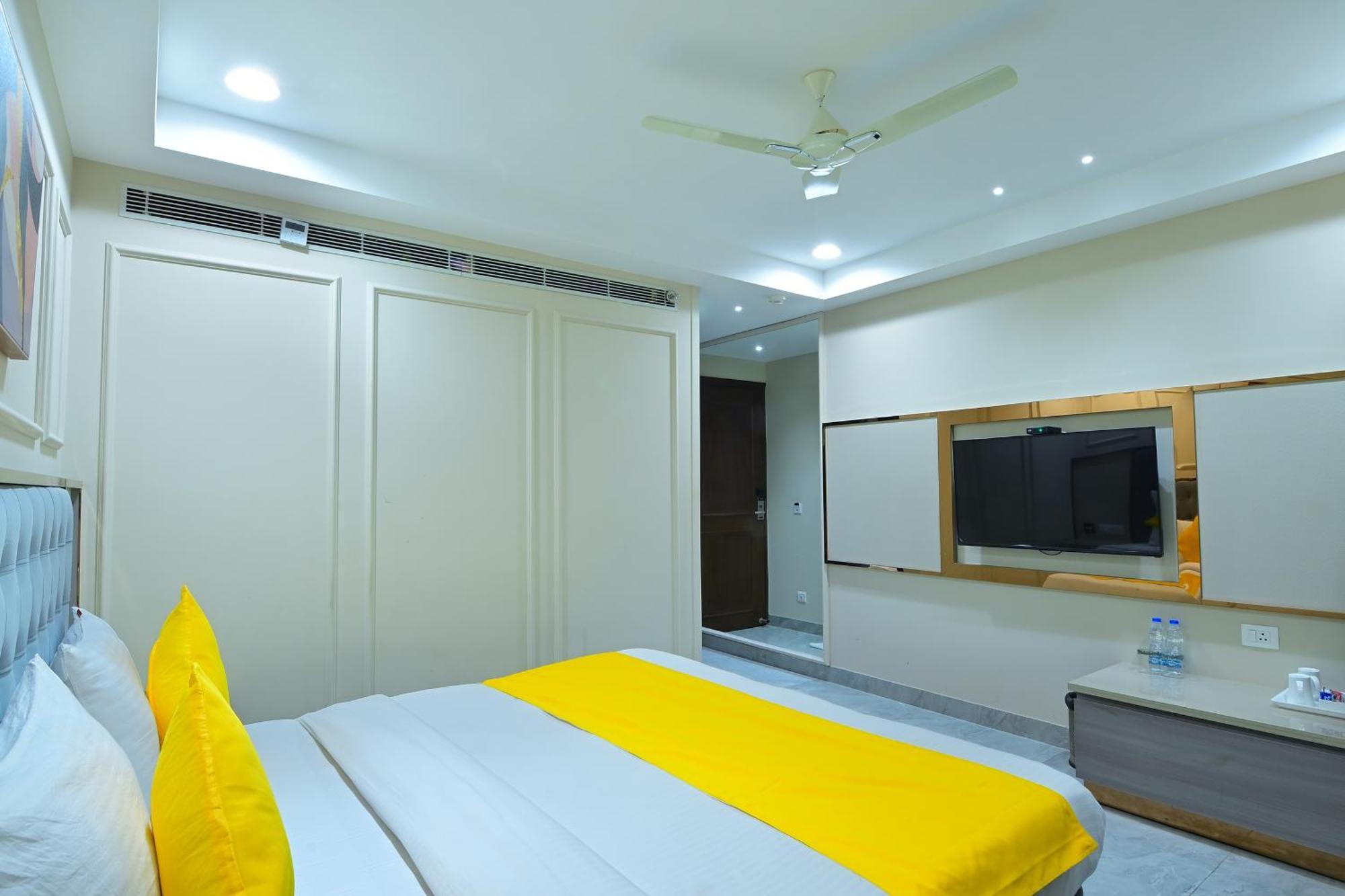 Hotel Sapphire House - 3 Mins Walk From Metro And 5 Mins From Rail Station Nueva Delhi Exterior foto