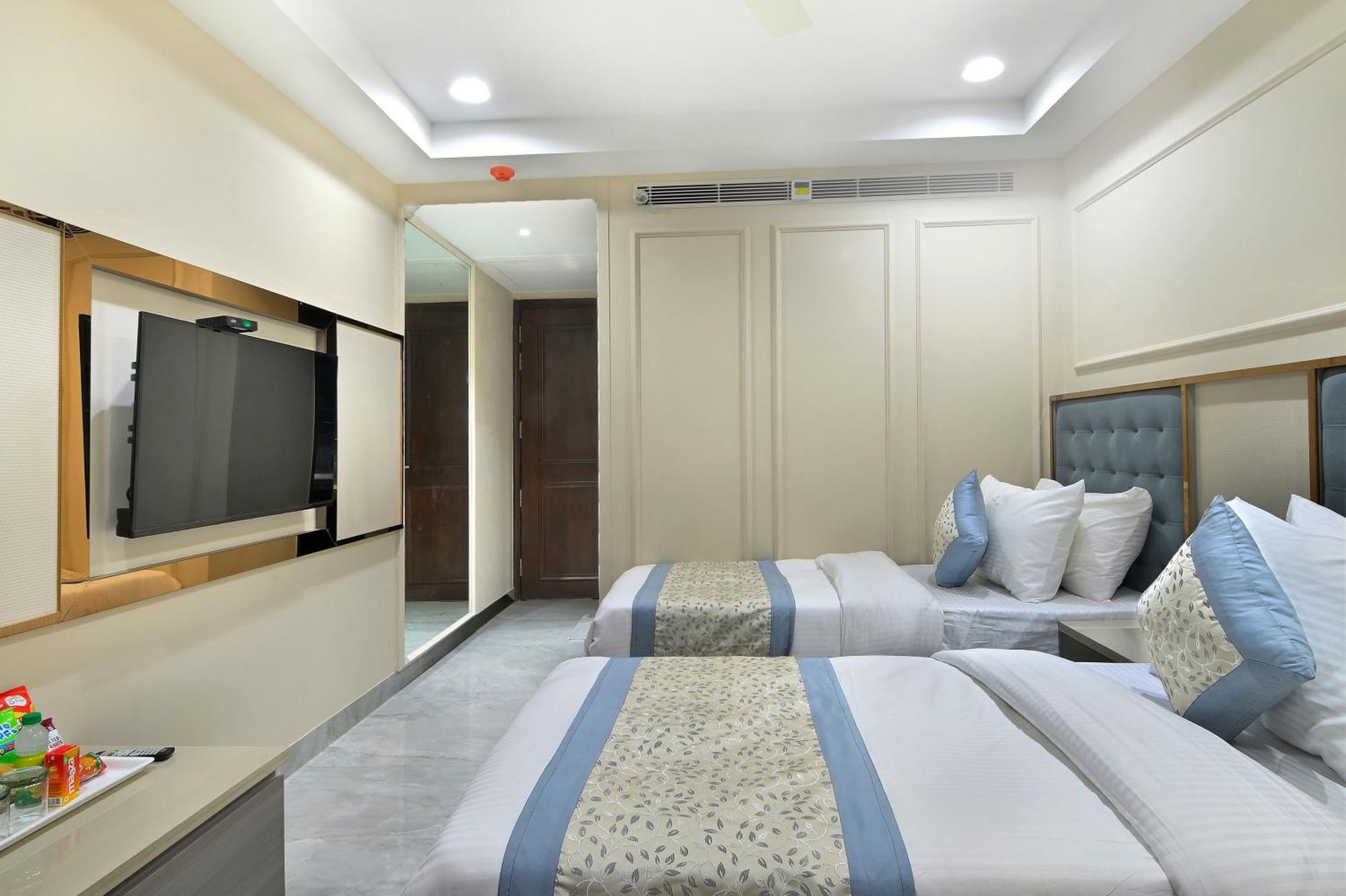 Hotel Sapphire House - 3 Mins Walk From Metro And 5 Mins From Rail Station Nueva Delhi Exterior foto