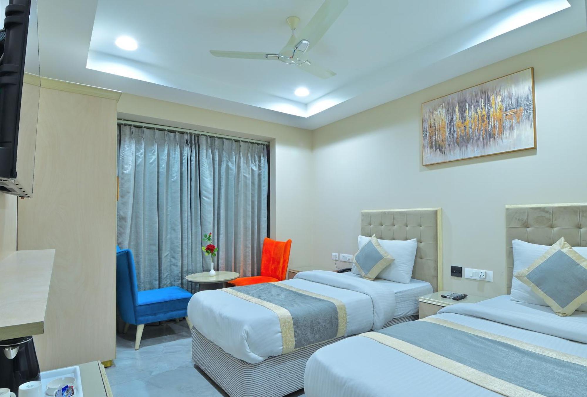 Hotel Sapphire House - 3 Mins Walk From Metro And 5 Mins From Rail Station Nueva Delhi Exterior foto
