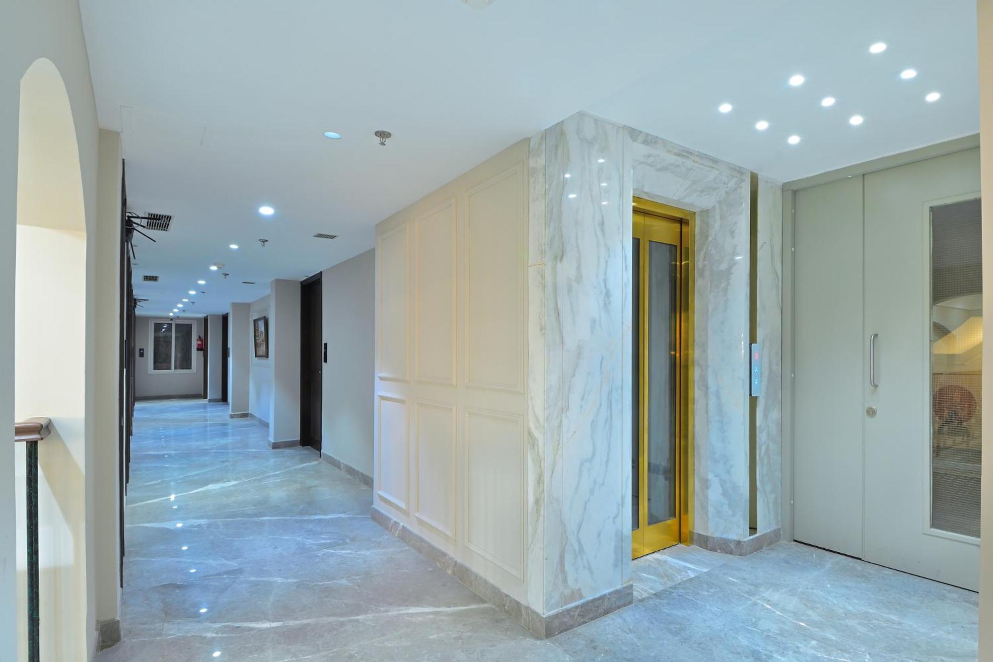 Hotel Sapphire House - 3 Mins Walk From Metro And 5 Mins From Rail Station Nueva Delhi Exterior foto