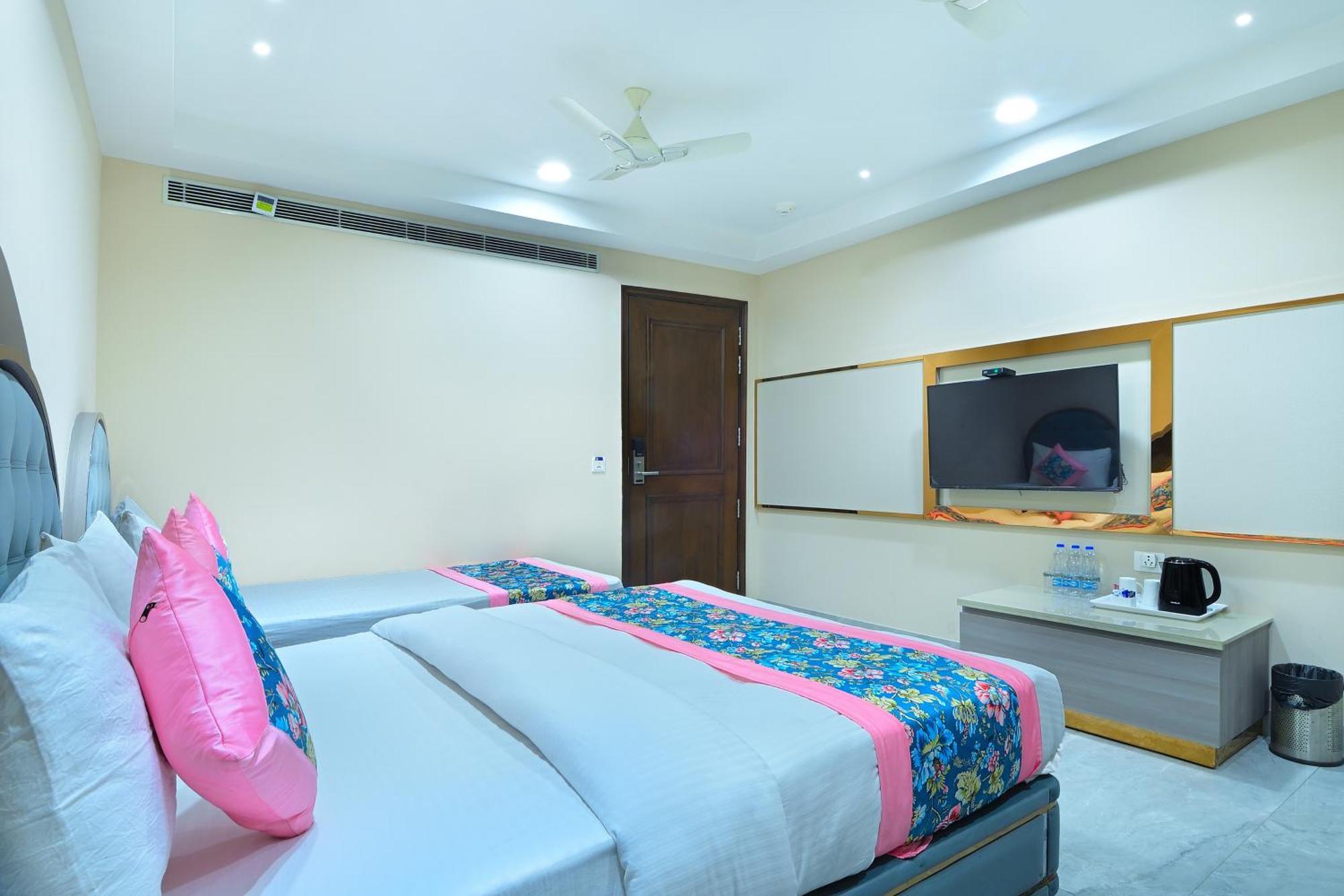 Hotel Sapphire House - 3 Mins Walk From Metro And 5 Mins From Rail Station Nueva Delhi Exterior foto