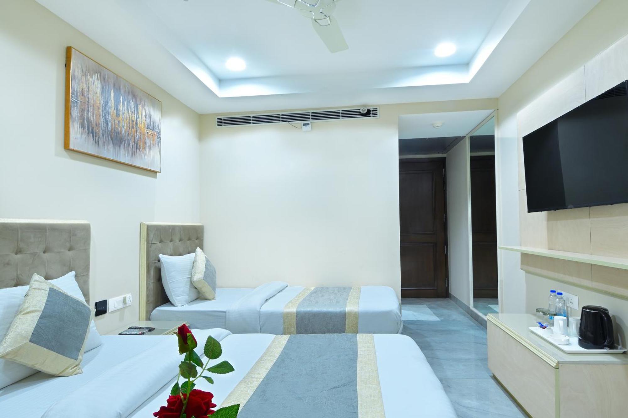 Hotel Sapphire House - 3 Mins Walk From Metro And 5 Mins From Rail Station Nueva Delhi Exterior foto