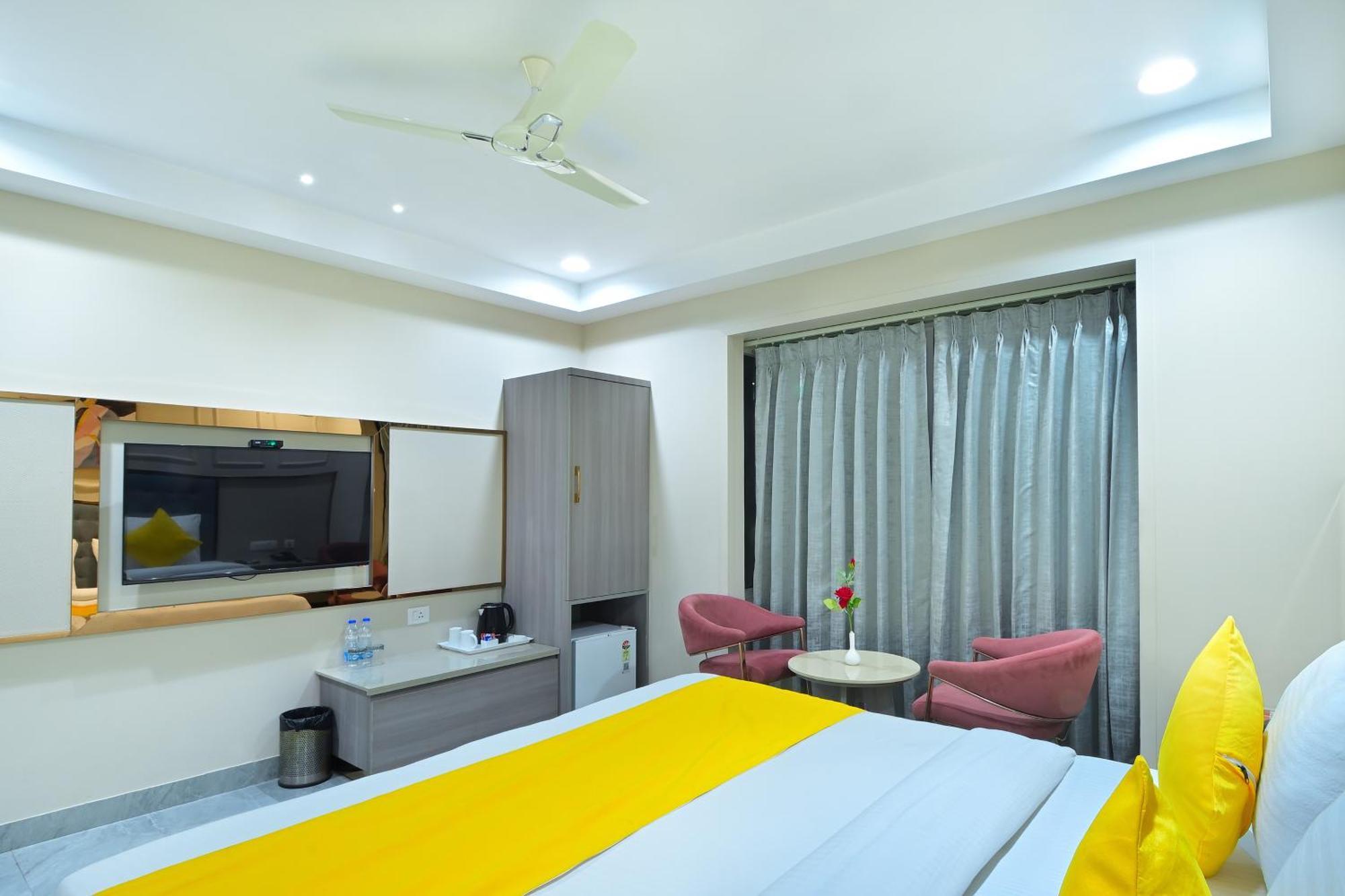 Hotel Sapphire House - 3 Mins Walk From Metro And 5 Mins From Rail Station Nueva Delhi Exterior foto