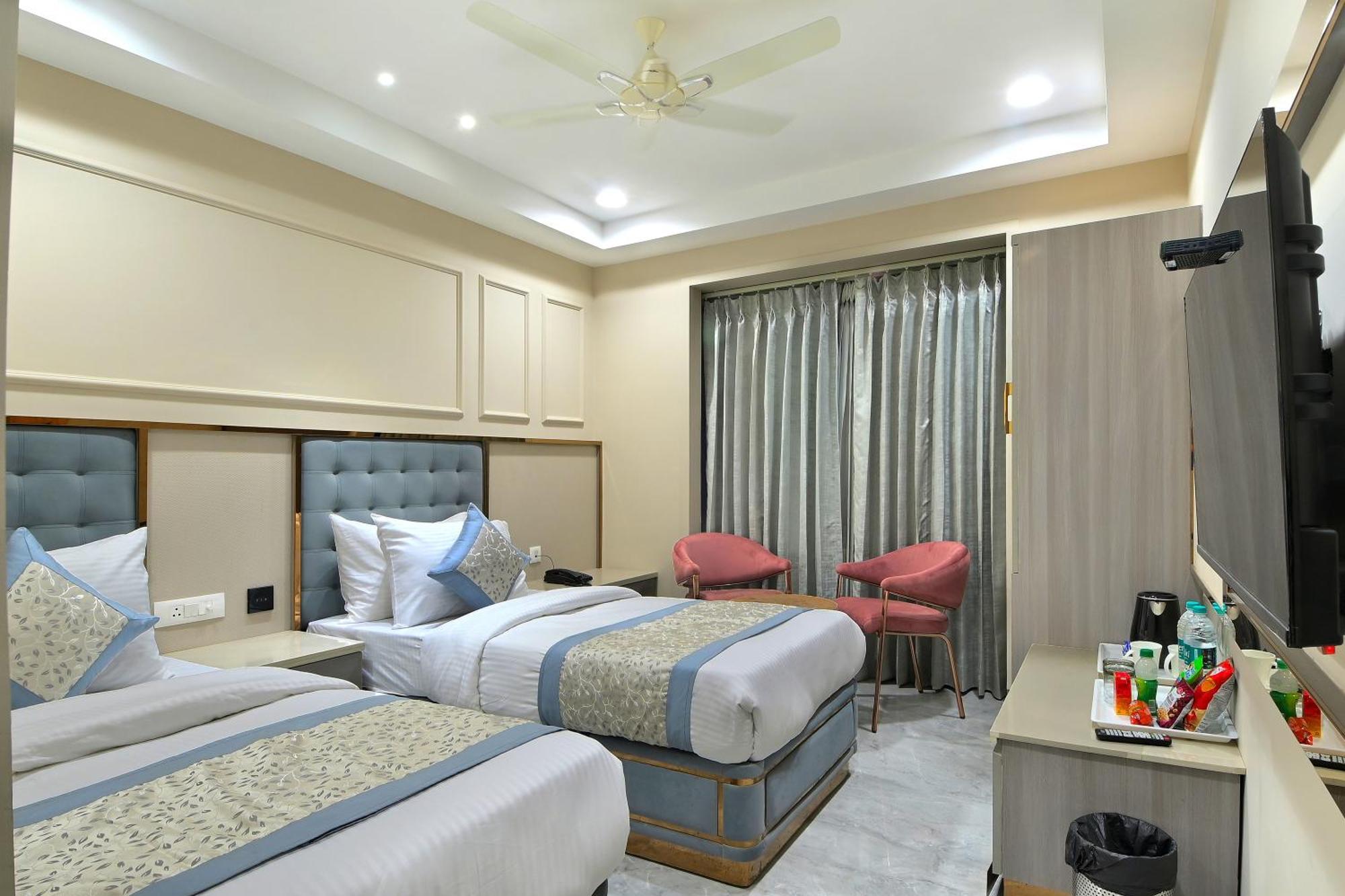 Hotel Sapphire House - 3 Mins Walk From Metro And 5 Mins From Rail Station Nueva Delhi Exterior foto