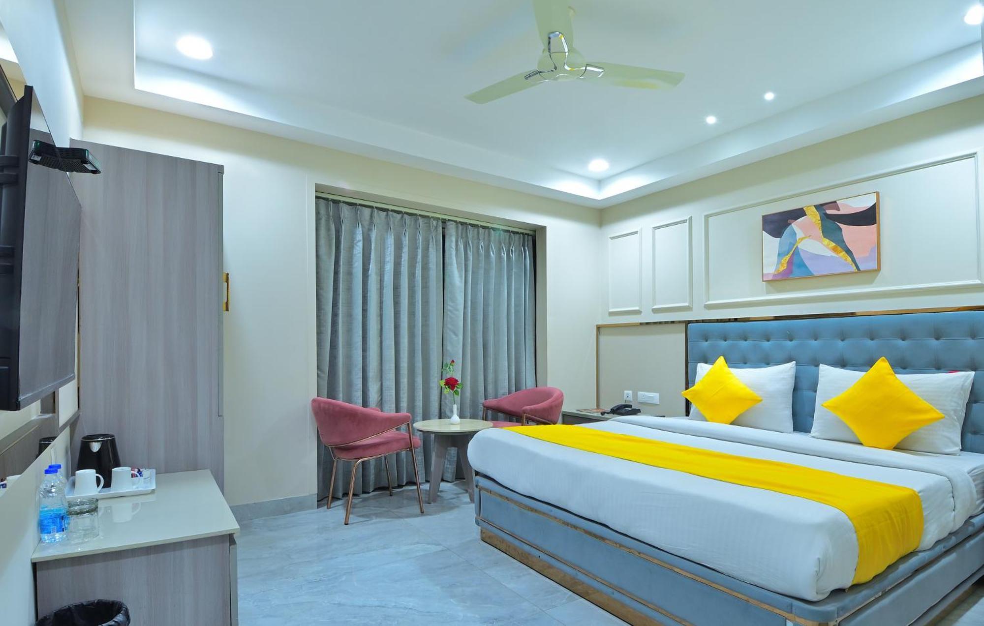 Hotel Sapphire House - 3 Mins Walk From Metro And 5 Mins From Rail Station Nueva Delhi Exterior foto