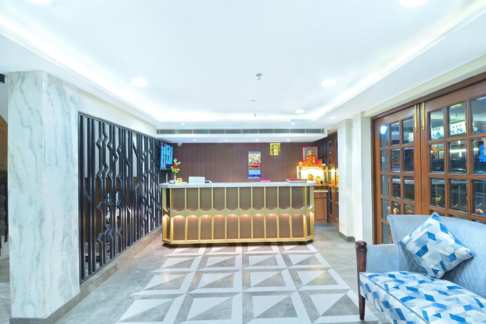 Hotel Sapphire House - 3 Mins Walk From Metro And 5 Mins From Rail Station Nueva Delhi Exterior foto