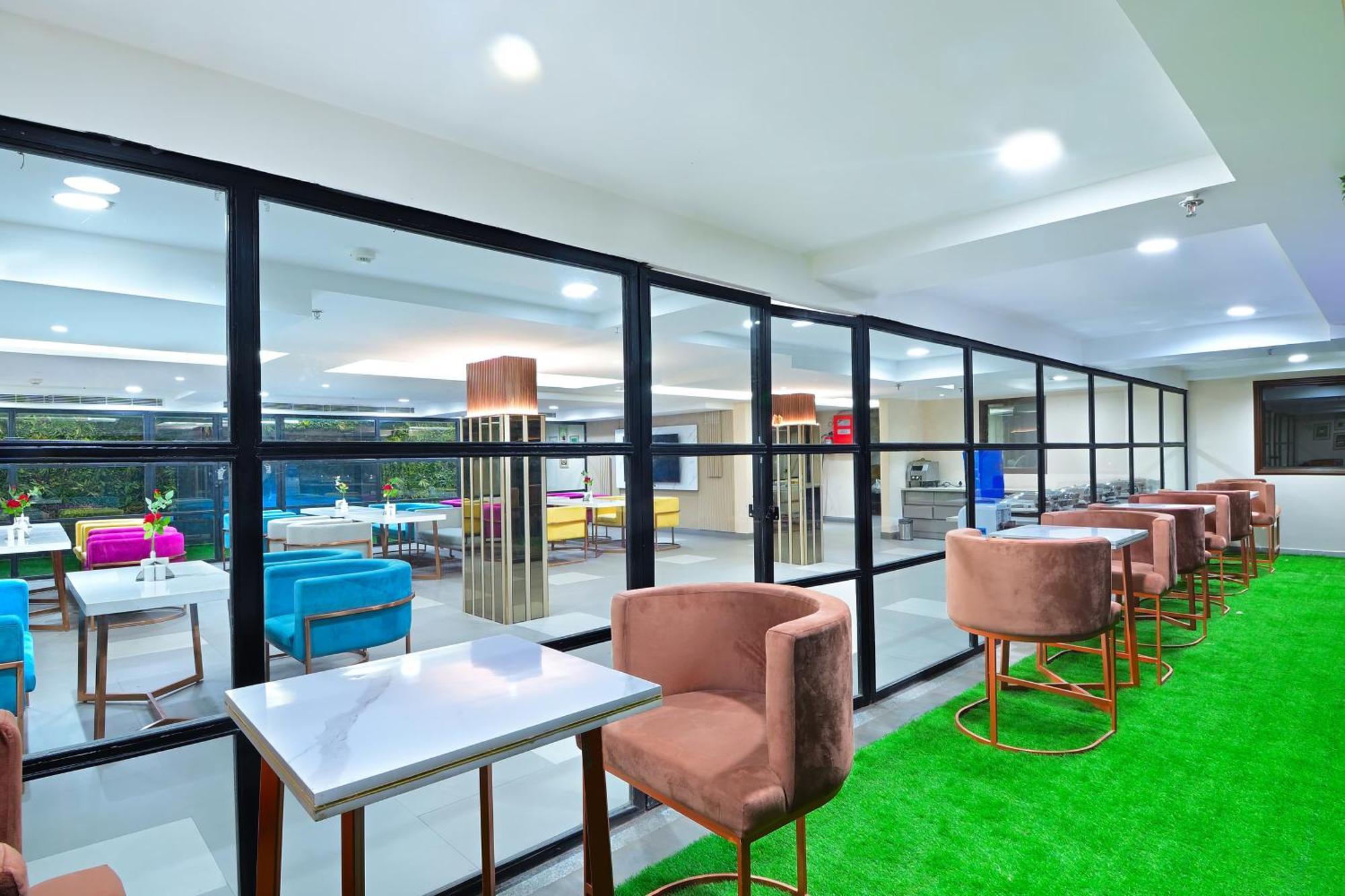 Hotel Sapphire House - 3 Mins Walk From Metro And 5 Mins From Rail Station Nueva Delhi Exterior foto