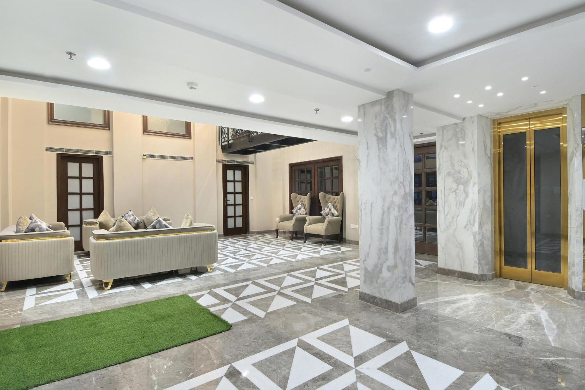 Hotel Sapphire House - 3 Mins Walk From Metro And 5 Mins From Rail Station Nueva Delhi Exterior foto