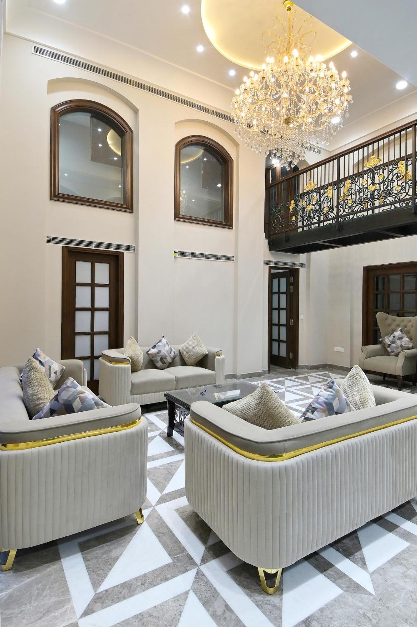 Hotel Sapphire House - 3 Mins Walk From Metro And 5 Mins From Rail Station Nueva Delhi Exterior foto